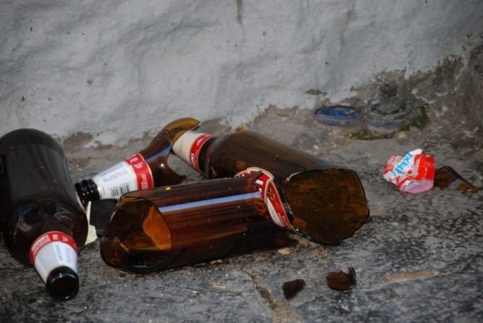 Le bottiglie di vetro abbandonate per strada rappresentano una situazione di degrado urbano e di pericolo per i pedoni - www.bsnews.it