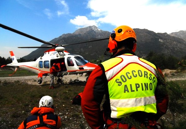 Gli uomini del Soccorso Alpino al lavoro - www.bsnews.it
