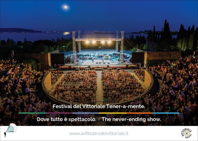 L'arena del festival Tener-A-Mente al Vittoriale degli Italiani di Gardone riviera, www.bsnews.it