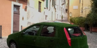 La Fiat Punto rivestita di prato artificiale avvistata nel centro di Brescia, foto da Facebook
