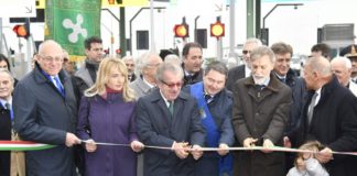 Il taglio del nastro per la nuova interconnessione tra Brebemi e A4 a Castegnato, in provincia di Brescia, foto da ufficio stampa