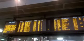 Il tabellone dei ritardi del treno questa mattina alla Stazione di Brescia