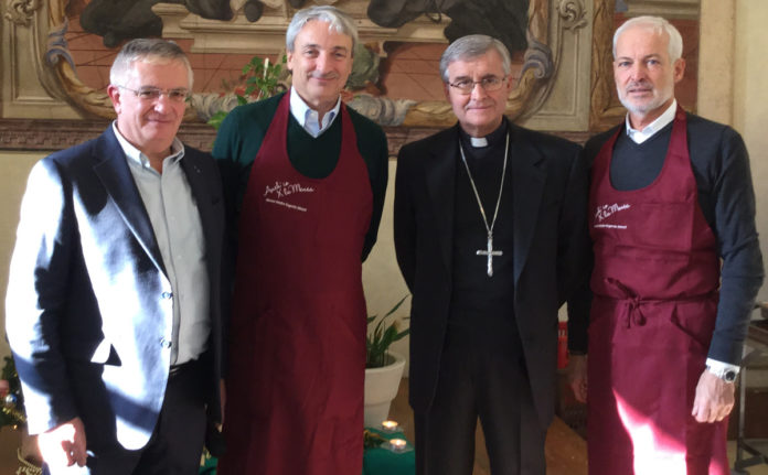 Da sinistra: il Diacono Giorgio Cotelli, il Presidente di AIB Giuseppe Pasini, il Vescovo di Brescia Mons. Pierantonio Tremolada e il Direttore di AIB Marco Nicolai