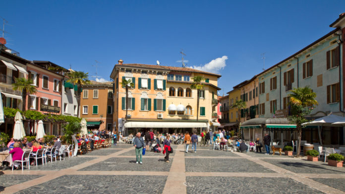Piazza Carducci a Sirmione