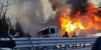 Un'immagine dell'incendio seguito all'incidente lungo la autostrada A21 (Brescia) dal video della Polizia Stradale