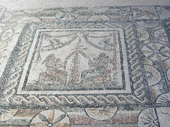 Uno dei preziosi mosaici della villa romana di Desenzano