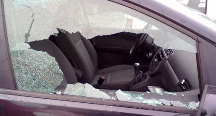 Il finestrino di un'auto rotto