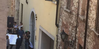 Fabio Volo torna a Brescia, in vicolo San Clemente, per alcune riprese, foto BsNews.it