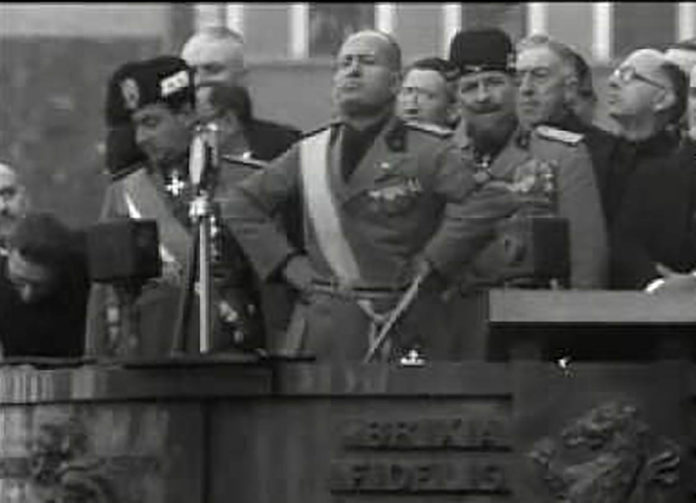 Benito Mussolini sull'arengario di piazza Vittoria a Brescia