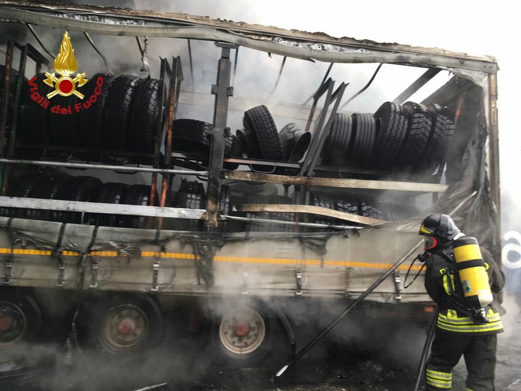 Camion in fiamme, intervento dei Vigili del fuoco di Brescia