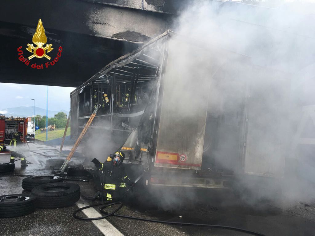 Camion in fiamme, intervento dei Vigili del fuoco di Brescia