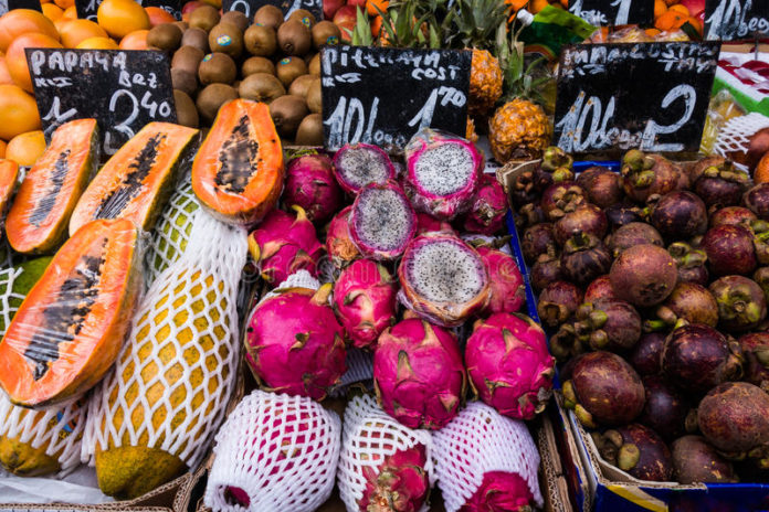 Frutta e verdura vendute in strada, foto generica
