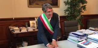 Del Bono sindaco di Brescia, la firma ufficiale (foto da Facebook)