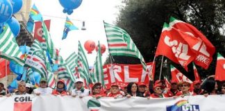 Le bandiere di Cgil, Cisl e Uil in una manifestazione, foto d'archivio