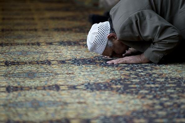 Un musulmano in preghiera, foto d'archivio