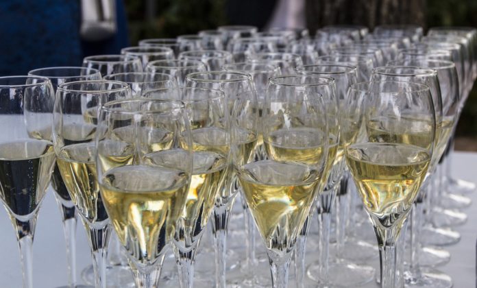Bicchieri di vino bianco pronti per il brindisi, foto da Pixabay