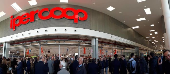 il supermercato Iper Coop del centro commerciale Nuovo Flaminia di Brescia