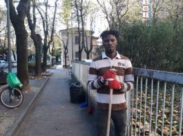 Joseph Okosun, l'immigrato nigeriano che pulisce le strade di Brescia