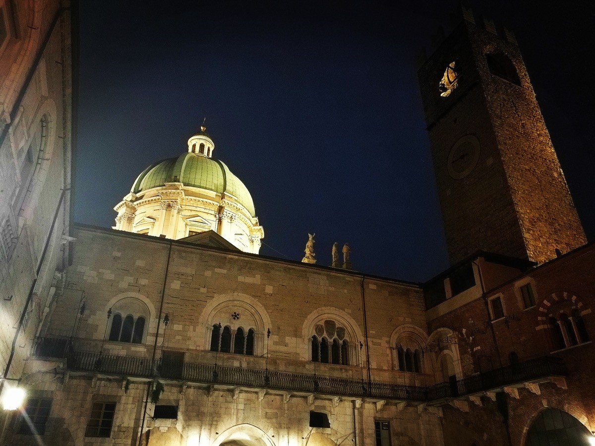 La cupola del Duomo di Brescia vista dal cortile del Broletto, foto Rossella Papale per BsNews.it