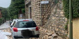 Maltempo, caduta muro in via Santelle - foto da pagina Facebook del comune di Brescia