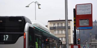 Palina informativa smart alla fermata del bus - foto da Comune di Brescia
