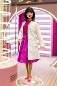 La Barbie Estetista Cinica, che ha le sembianze dell'imprenditrice digital Cristina Fogazzi