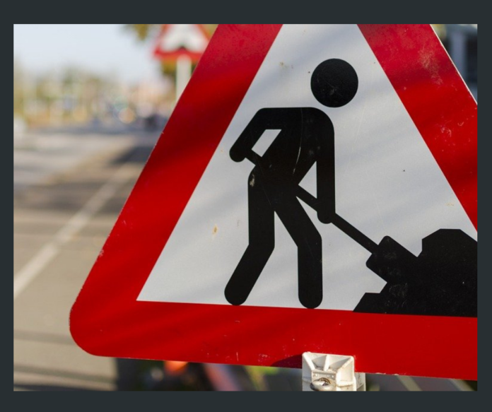 cartello stradale dei lavori in corso