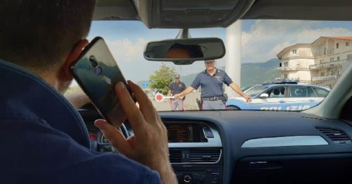 Uso di cellulare alla guida - foto polizia Brescia